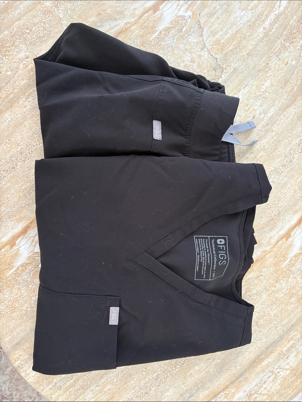 FIGS women’s black scrub set